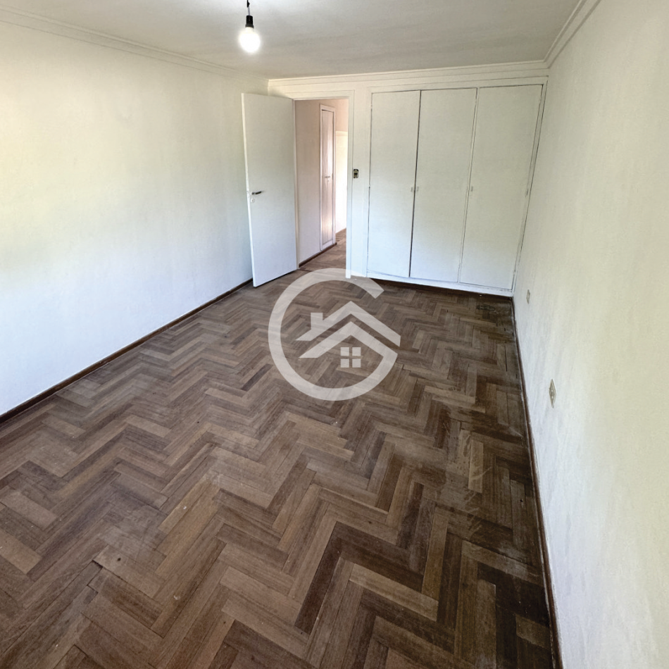 Chalet en Ph 4 ambientes, doble garaje y patio.