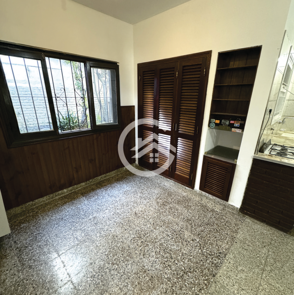 Chalet en Ph 4 ambientes, doble garaje y patio.