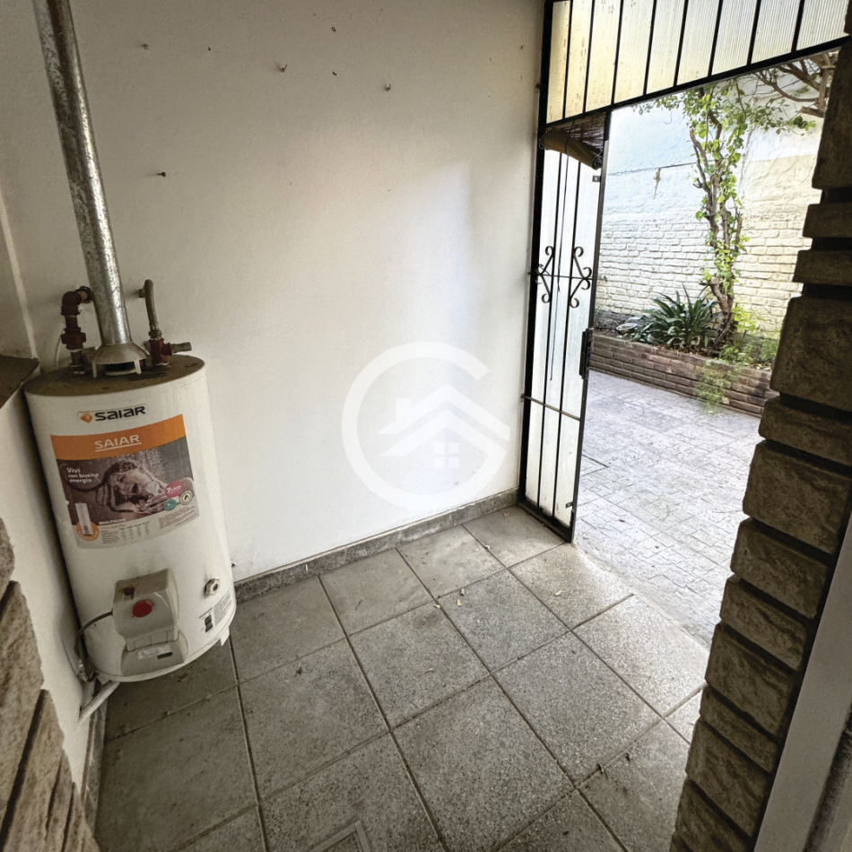 Chalet en Ph 4 ambientes, doble garaje y patio.