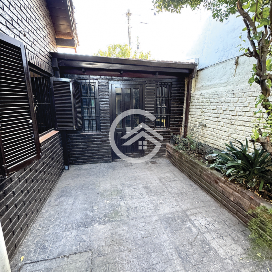 Chalet en Ph 4 ambientes, doble garaje y patio.
