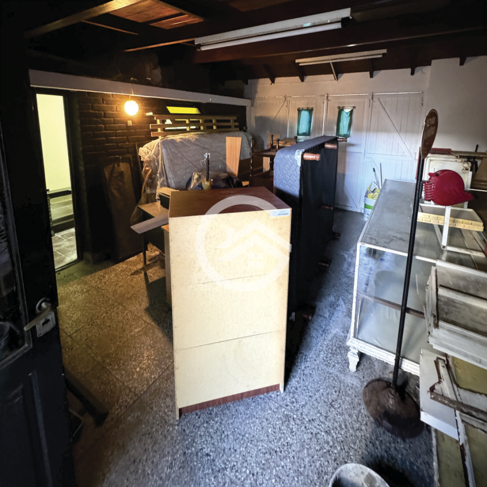 Chalet en Ph 4 ambientes, doble garaje y patio.