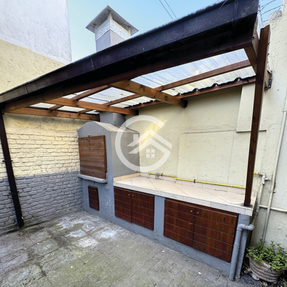 Chalet en Ph 4 ambientes, doble garaje y patio.