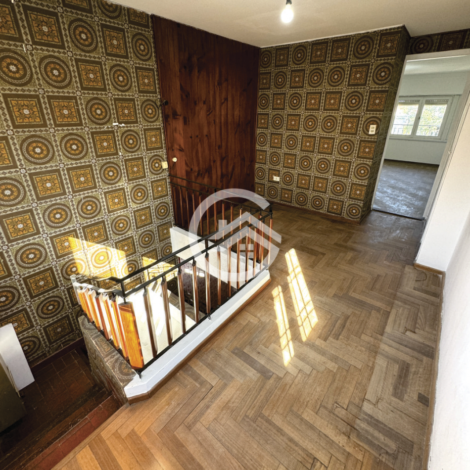 Chalet en Ph 4 ambientes, doble garaje y patio.