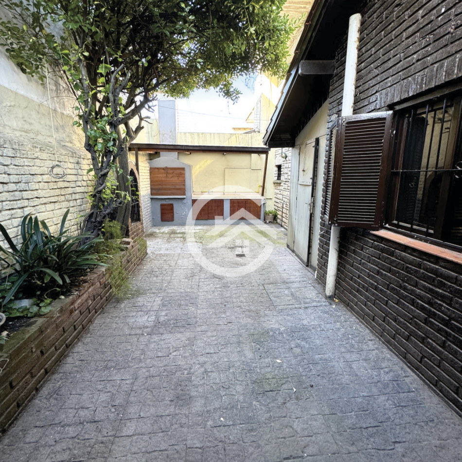 Chalet en Ph 4 ambientes, doble garaje y patio.