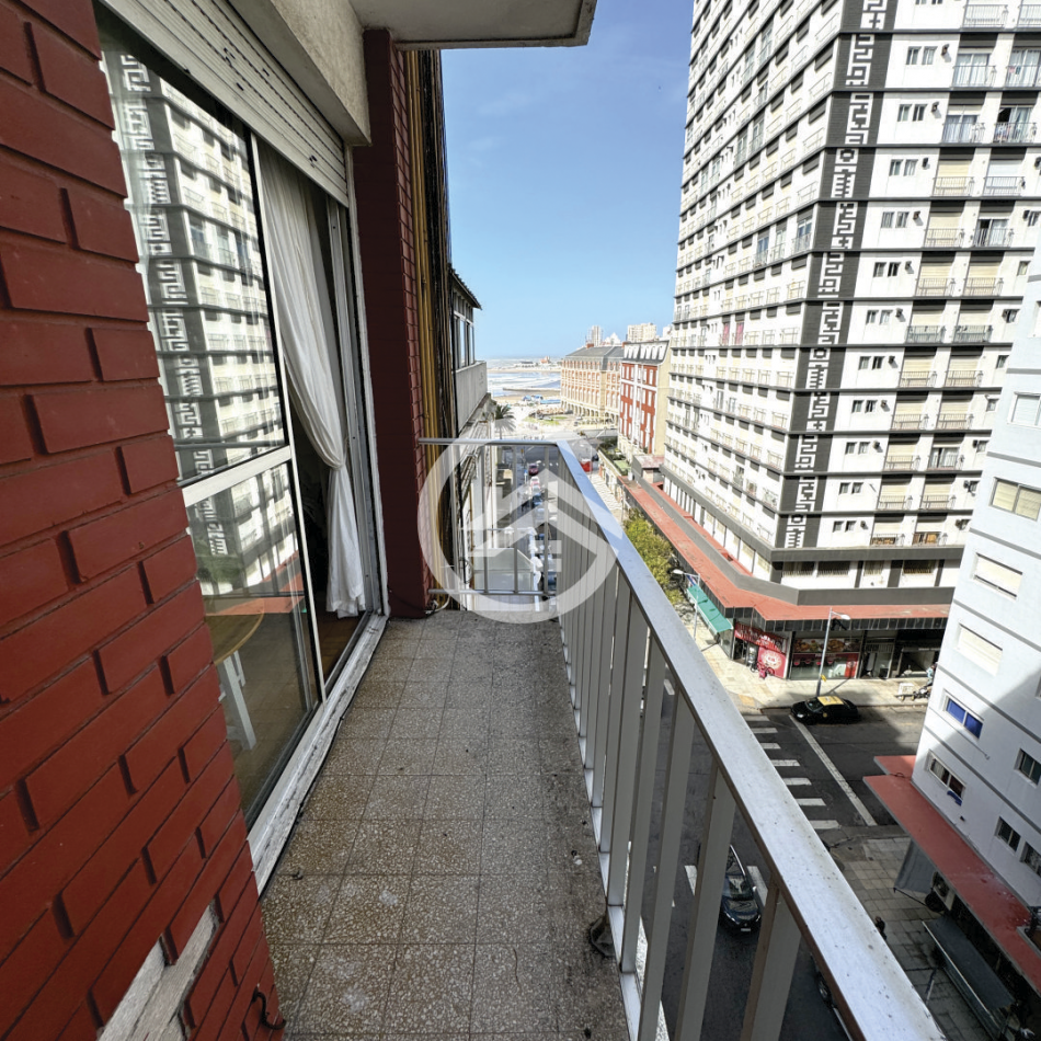 Departamento 2 ambientes con doble balcon. Vista al mar. Centro. 