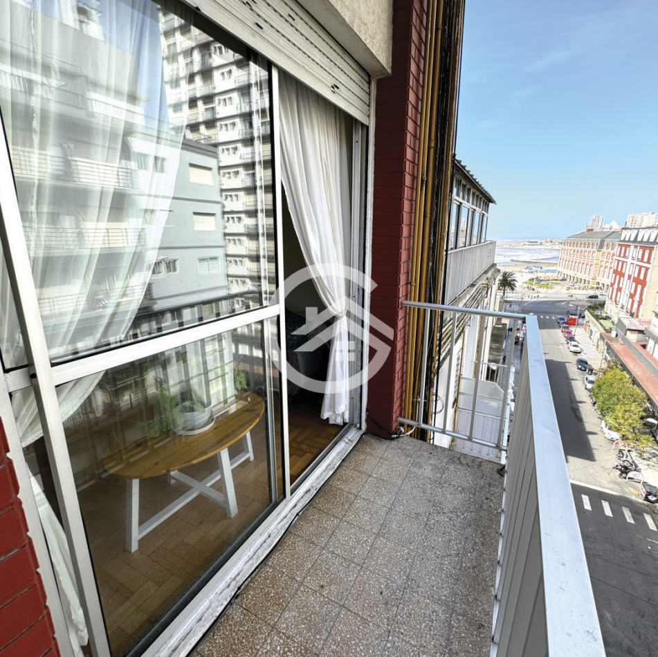 Departamento 2 ambientes con doble balcon. Vista al mar. Centro. 