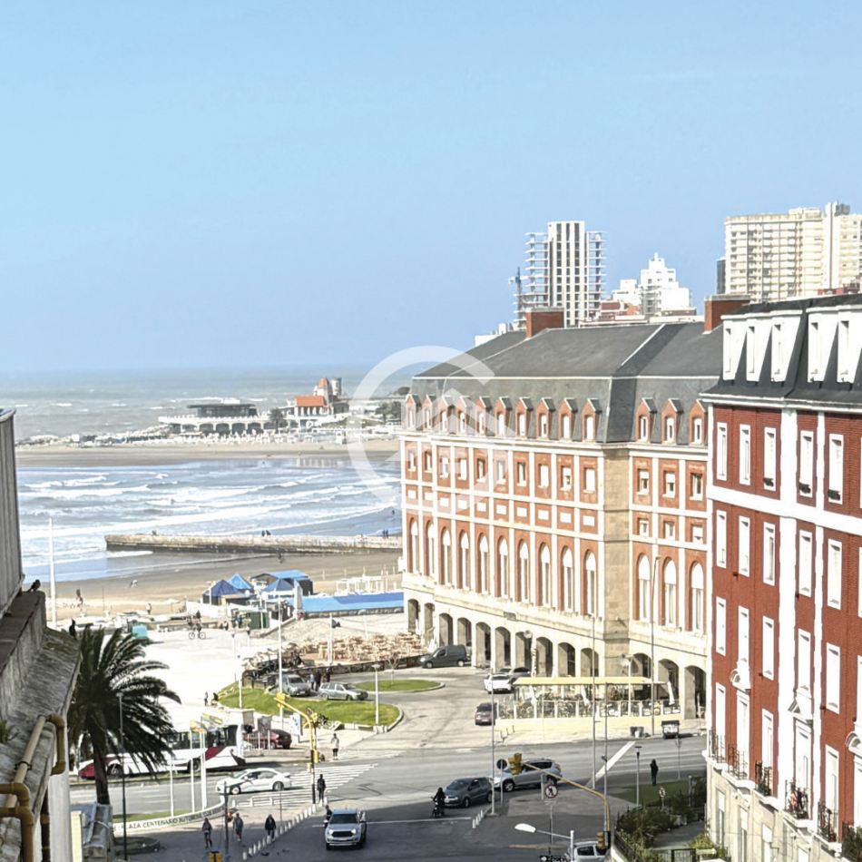 Departamento 2 ambientes con doble balcon. Vista al mar. Centro. 