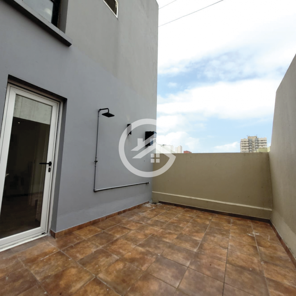 Depto 2 ambientes con balcon, terraza y cochera. Plaza Colon 