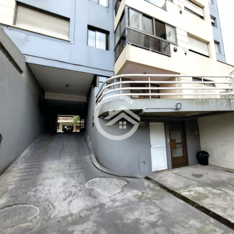 Depto 2 ambientes con balcon, terraza y cochera. Plaza Colon 