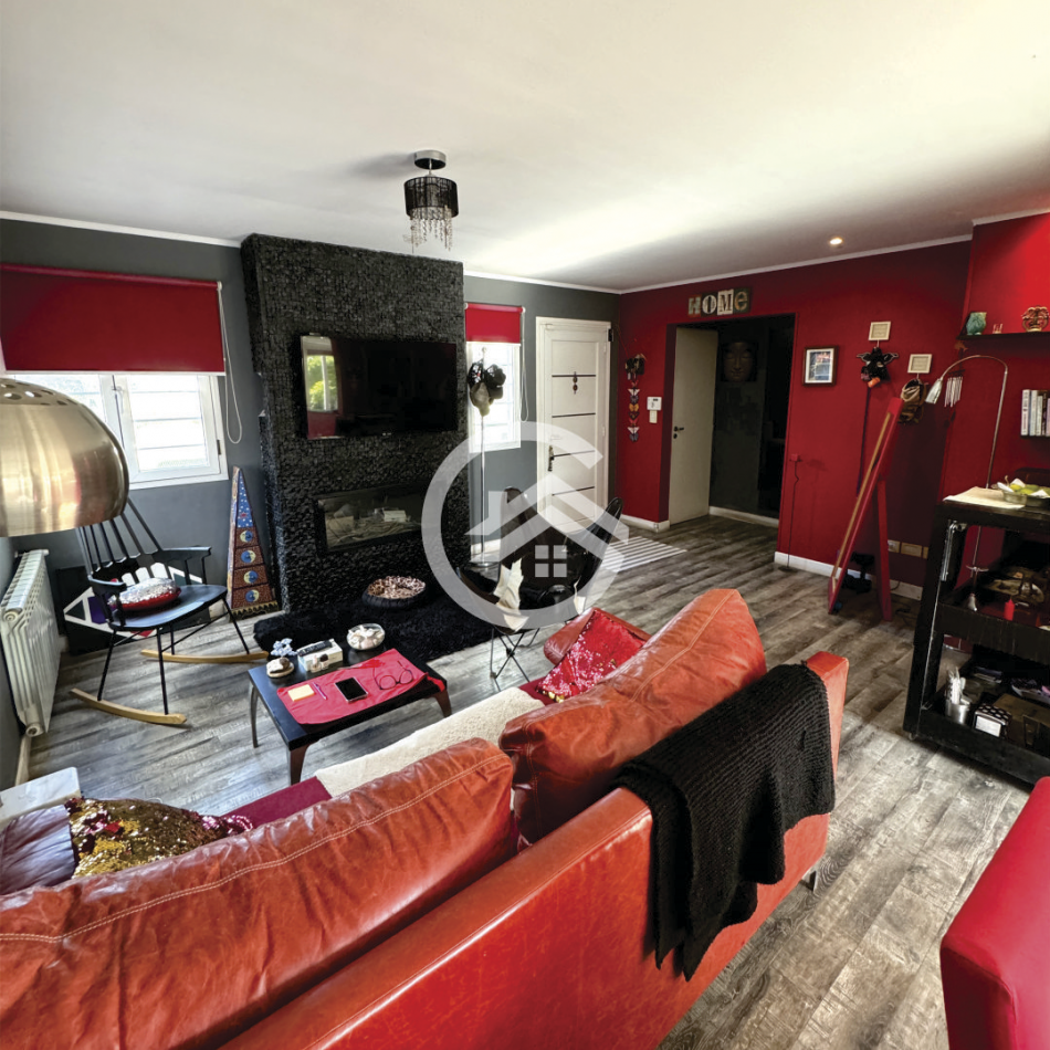 Moderna casa 4 ambientes con piscina y garaje. 