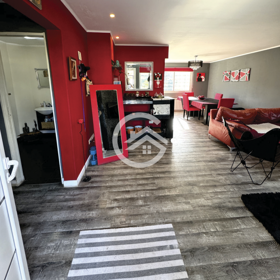 Moderna casa 4 ambientes con piscina y garaje. 