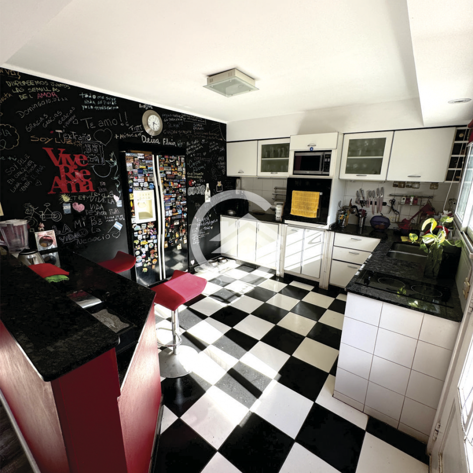 Moderna casa 4 ambientes con piscina y garaje. 