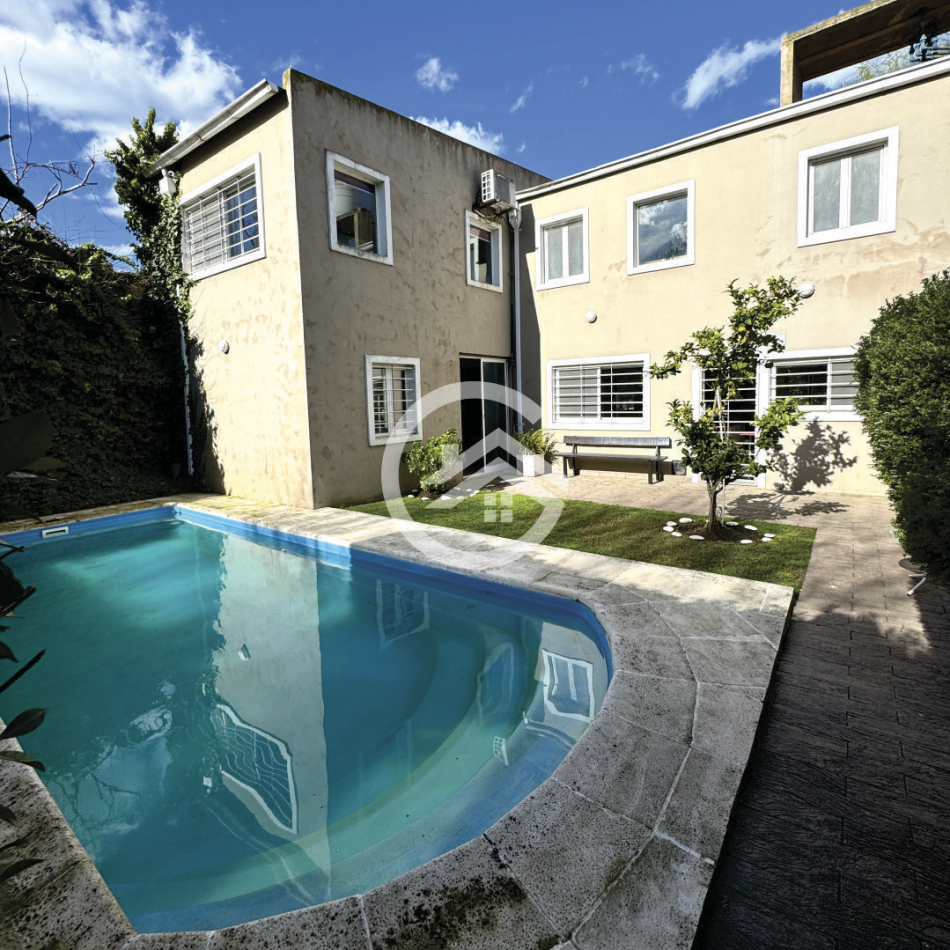 Moderna casa 4 ambientes con piscina y garaje. 