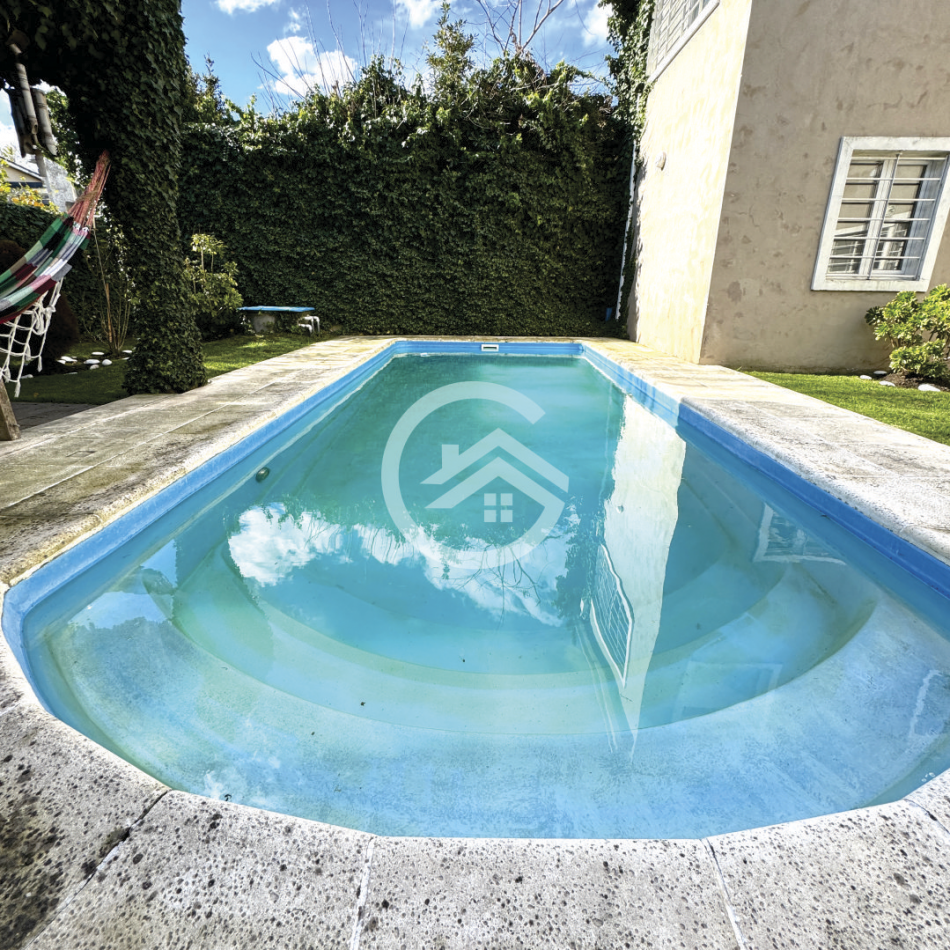 Moderna casa 4 ambientes con piscina y garaje. 