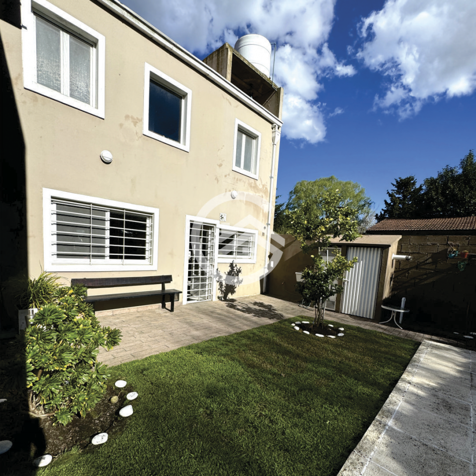 Moderna casa 4 ambientes con piscina y garaje. 