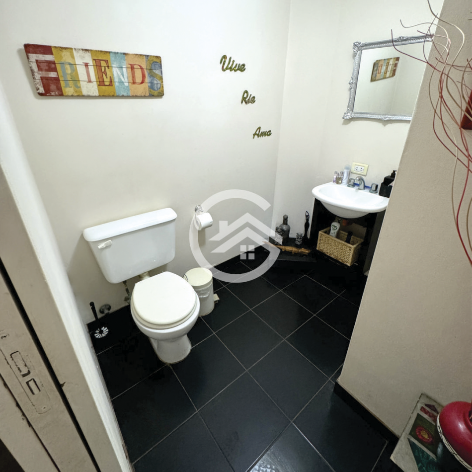 Moderna casa 4 ambientes con piscina y garaje. 