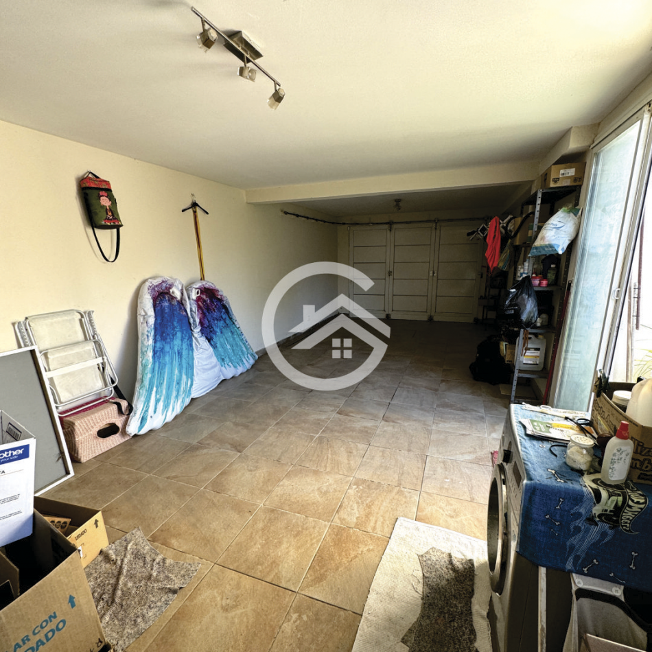 Moderna casa 4 ambientes con piscina y garaje. 