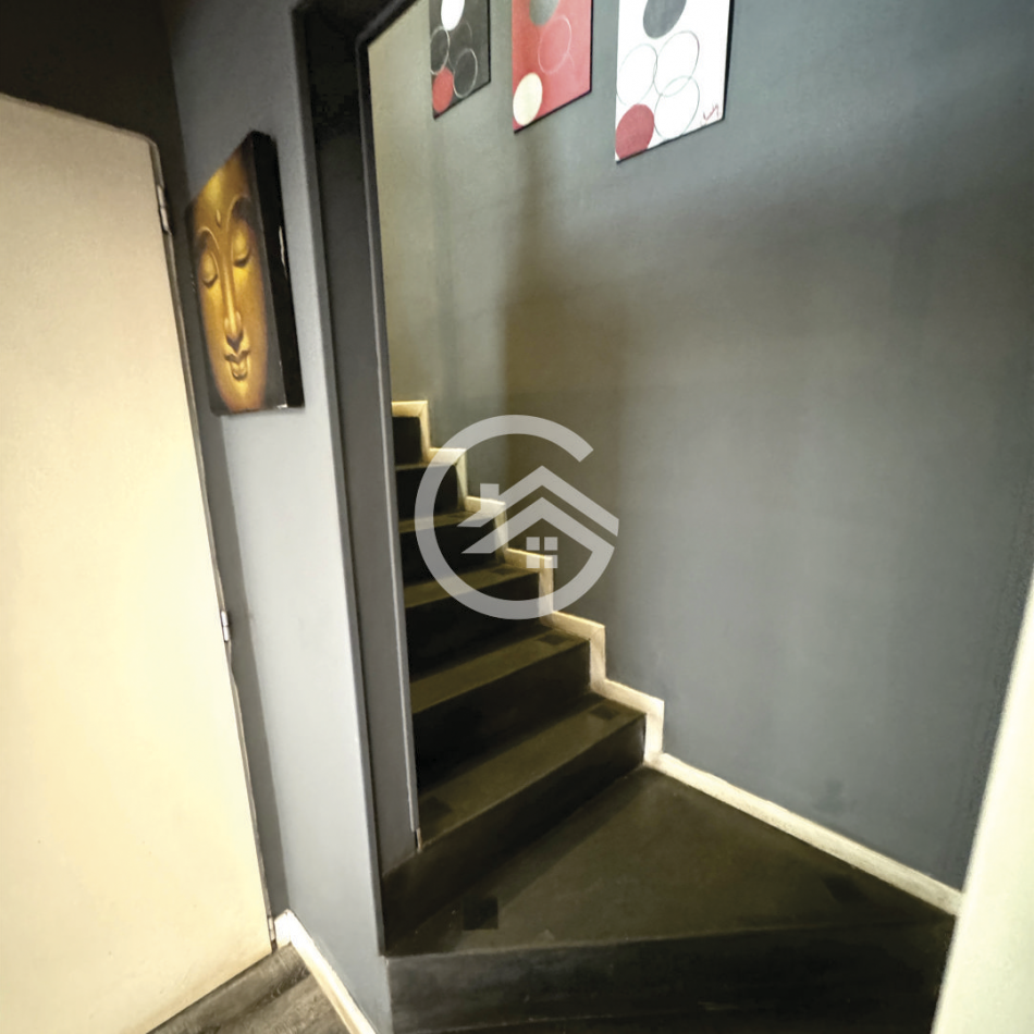 Moderna casa 4 ambientes con piscina y garaje. 