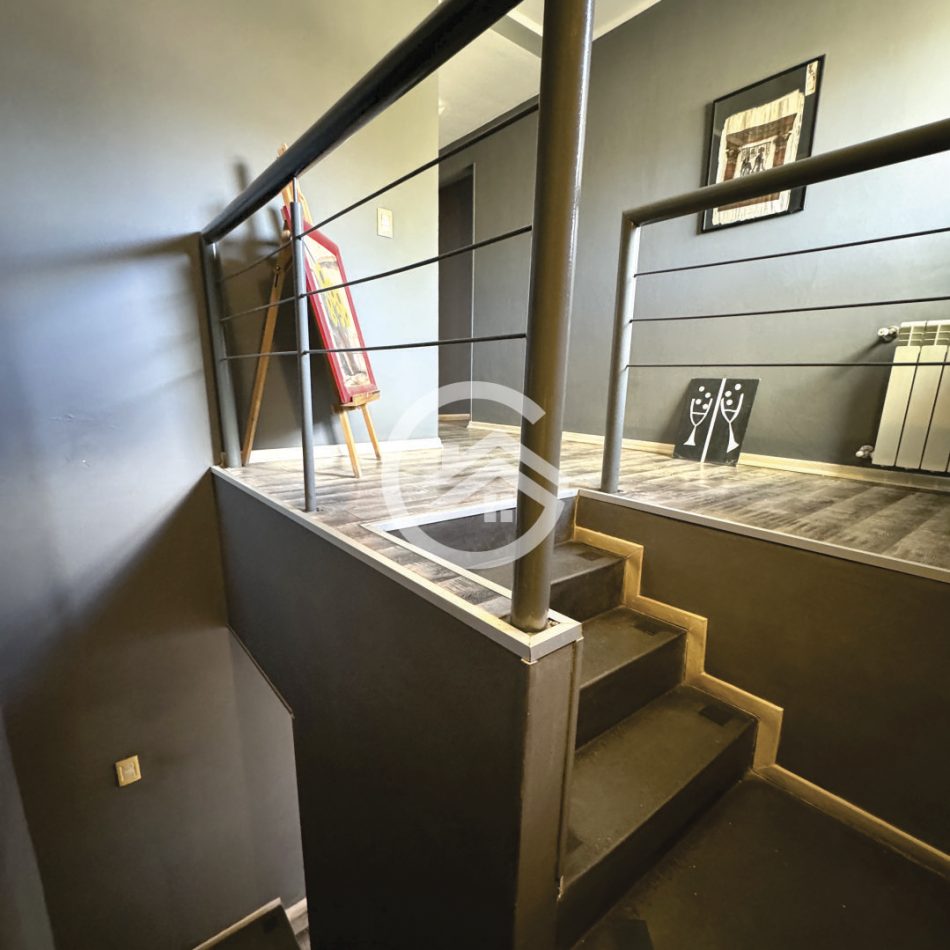 Moderna casa 4 ambientes con piscina y garaje. 