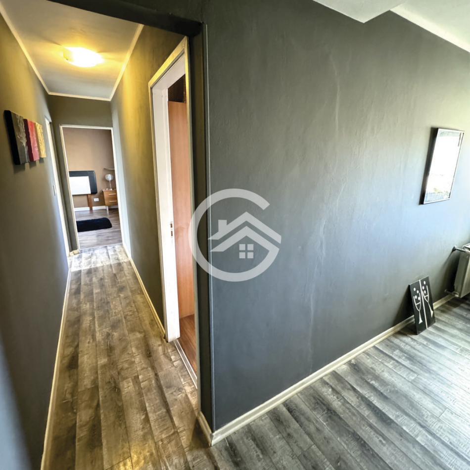 Moderna casa 4 ambientes con piscina y garaje. 