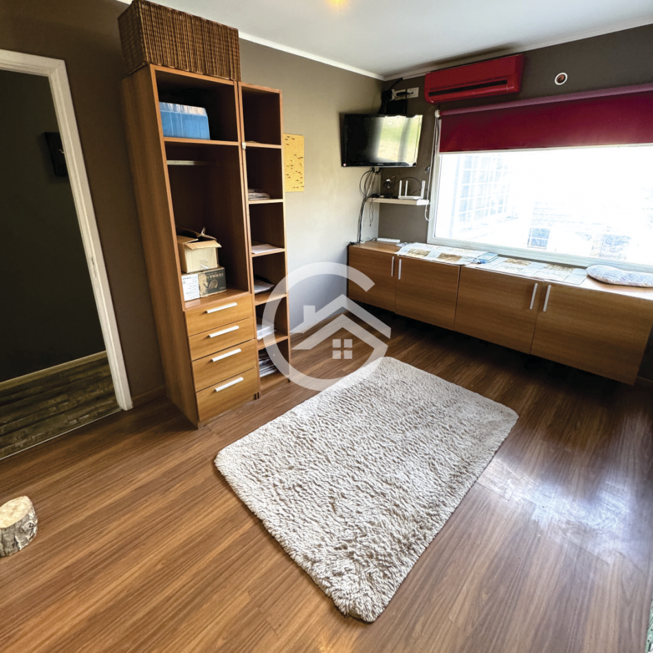 Moderna casa 4 ambientes con piscina y garaje. 