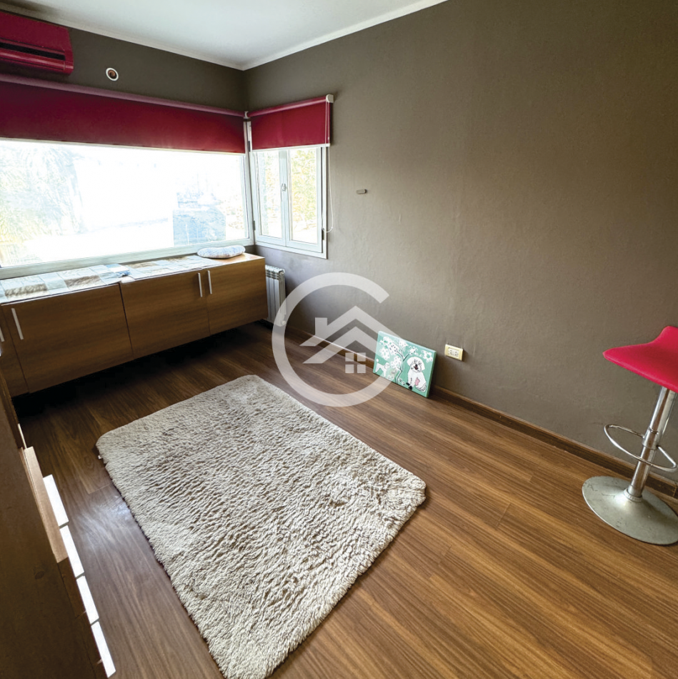 Moderna casa 4 ambientes con piscina y garaje. 