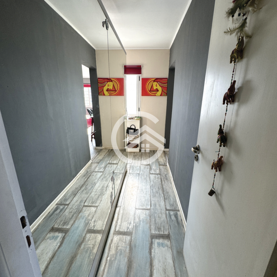 Moderna casa 4 ambientes con piscina y garaje. 