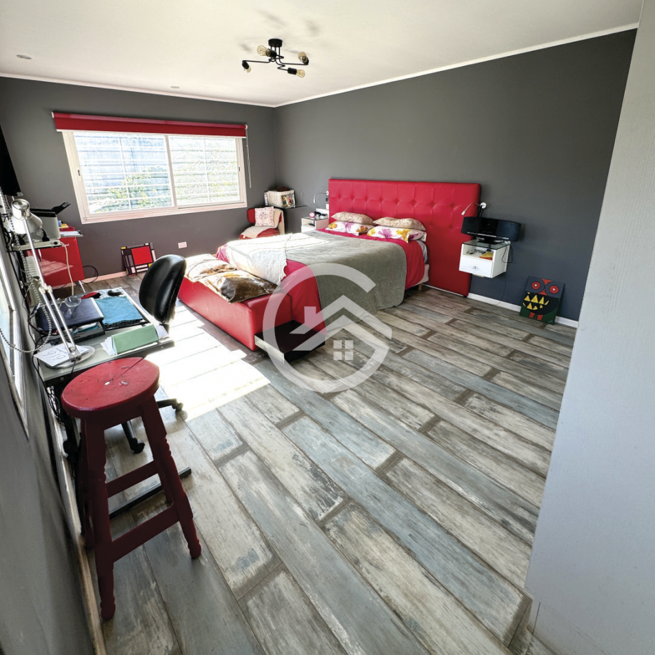 Moderna casa 4 ambientes con piscina y garaje. 