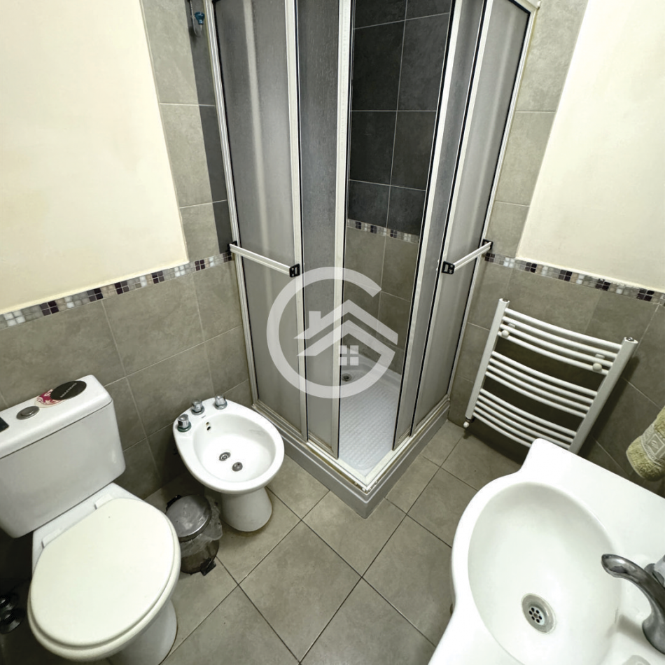 Moderna casa 4 ambientes con piscina y garaje. 