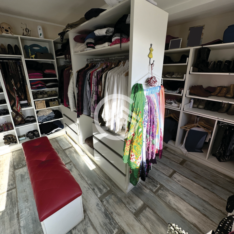 Moderna casa 4 ambientes con piscina y garaje. 