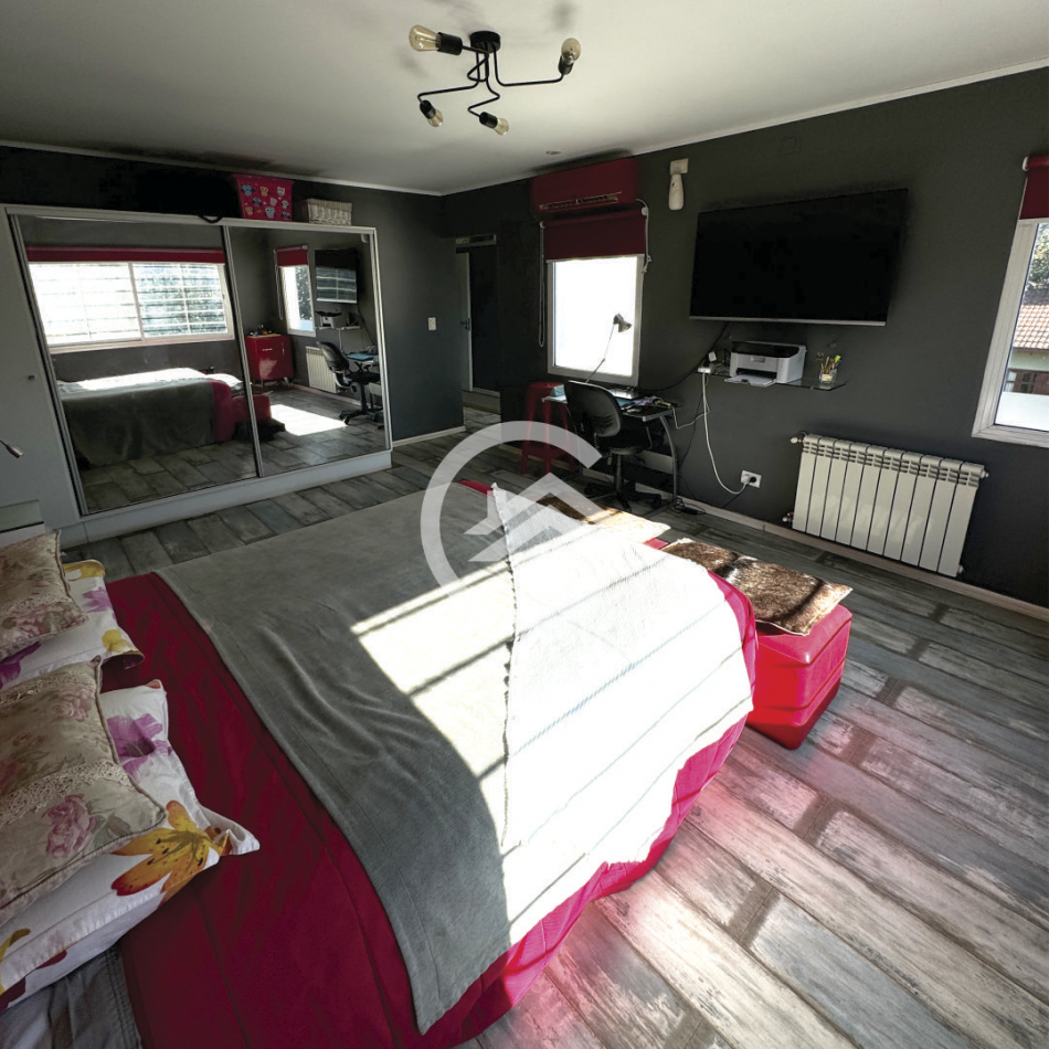 Moderna casa 4 ambientes con piscina y garaje. 