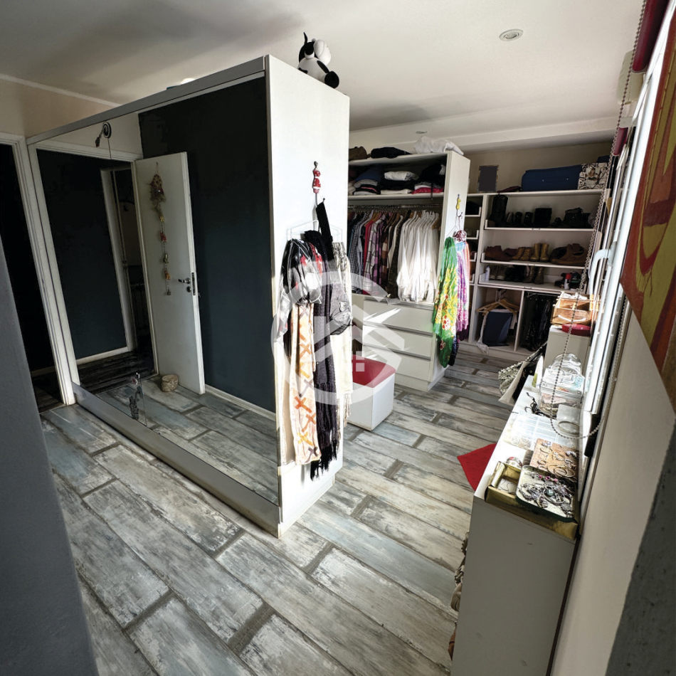 Moderna casa 4 ambientes con piscina y garaje. 