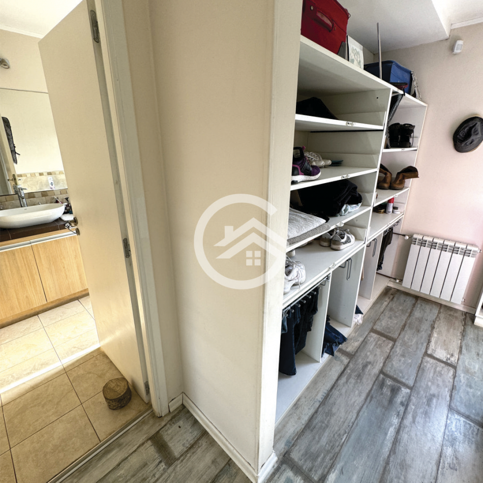 Moderna casa 4 ambientes con piscina y garaje. 