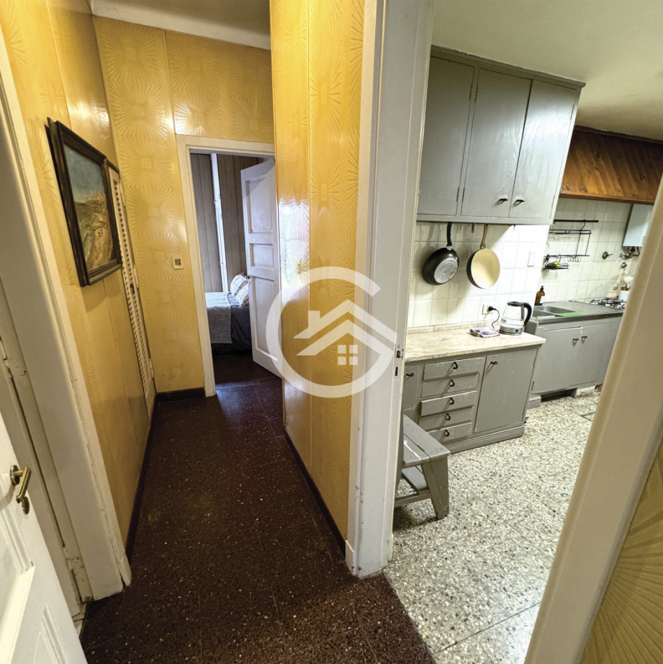 Chalet 5 amb. con patio y garaje + depto 3 amb. independiente.