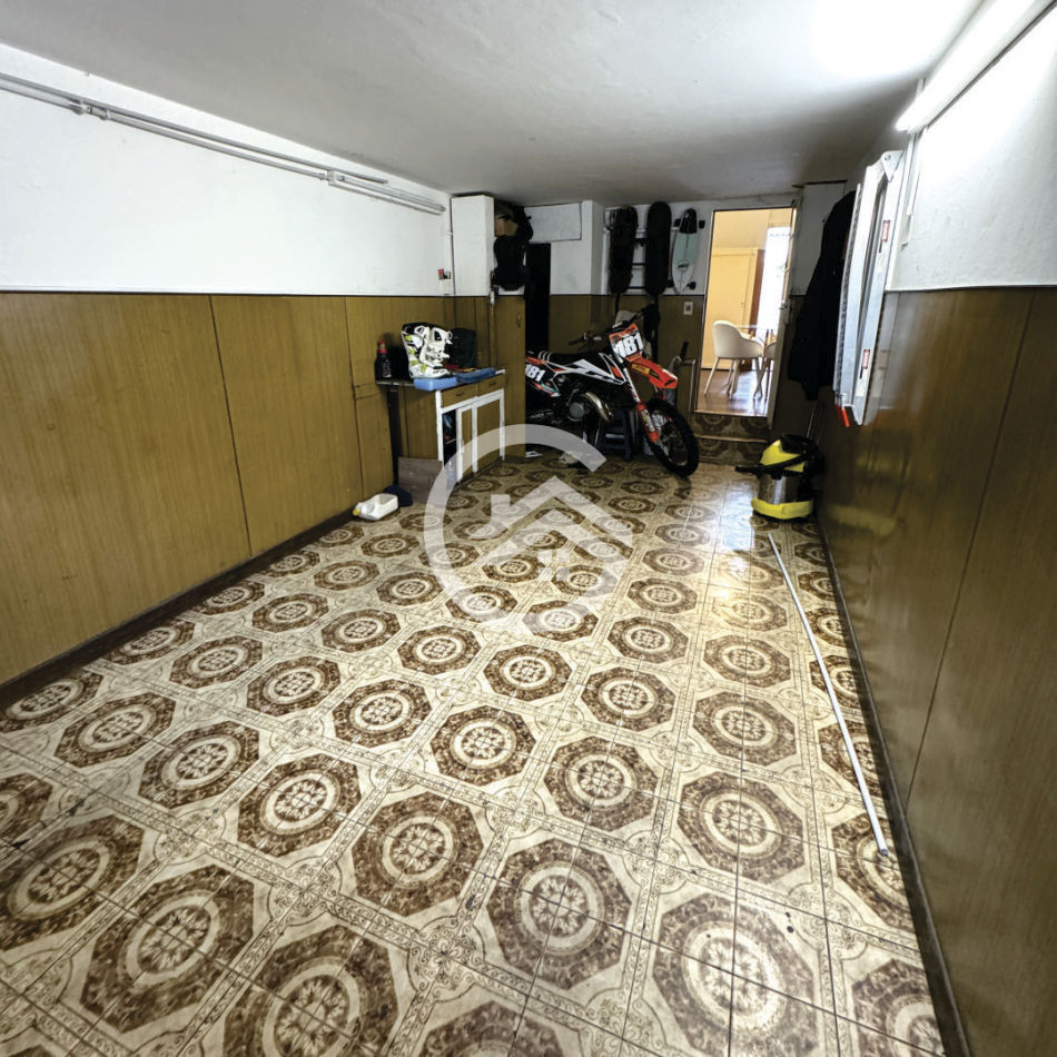 Chalet 5 amb. con patio y garaje + depto 3 amb. independiente.