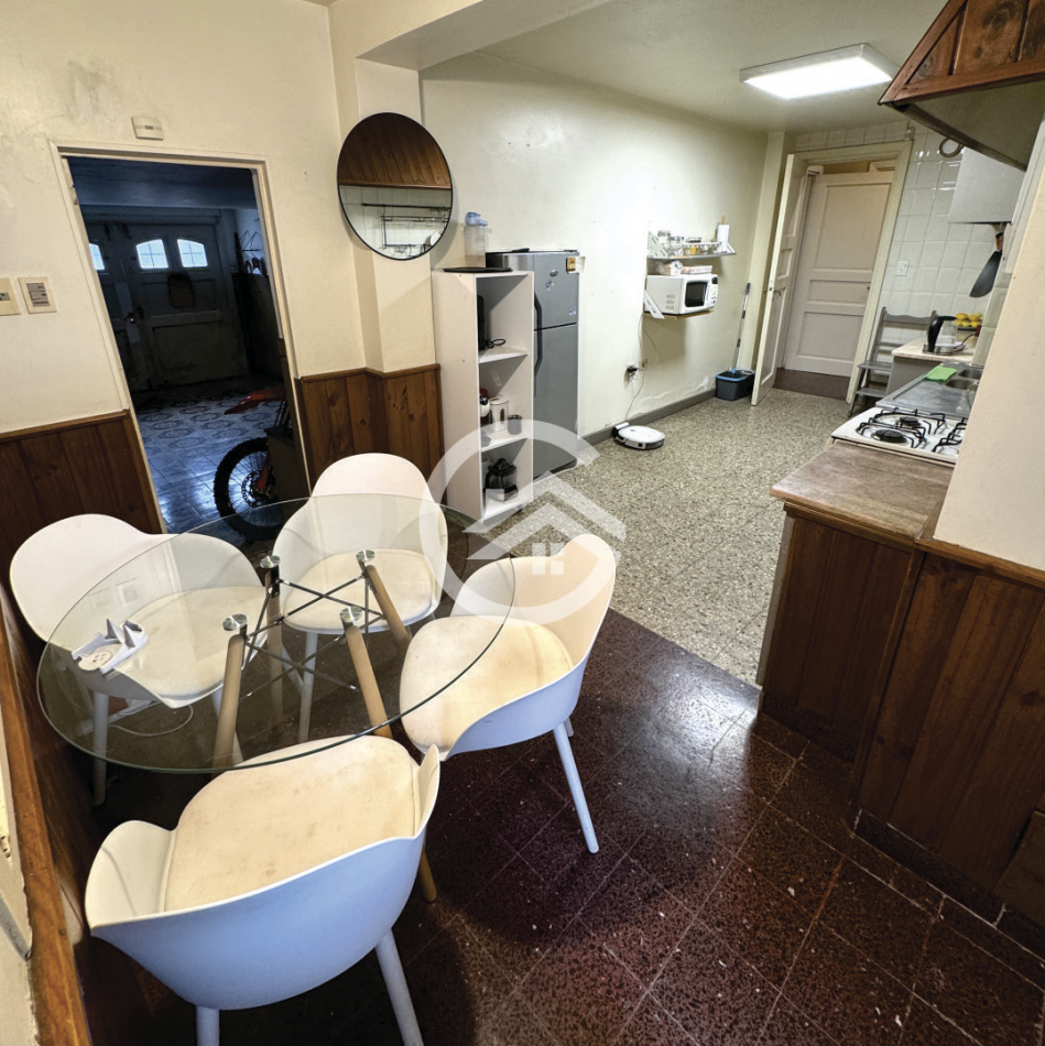 Chalet 5 amb. con patio y garaje + depto 3 amb. independiente.