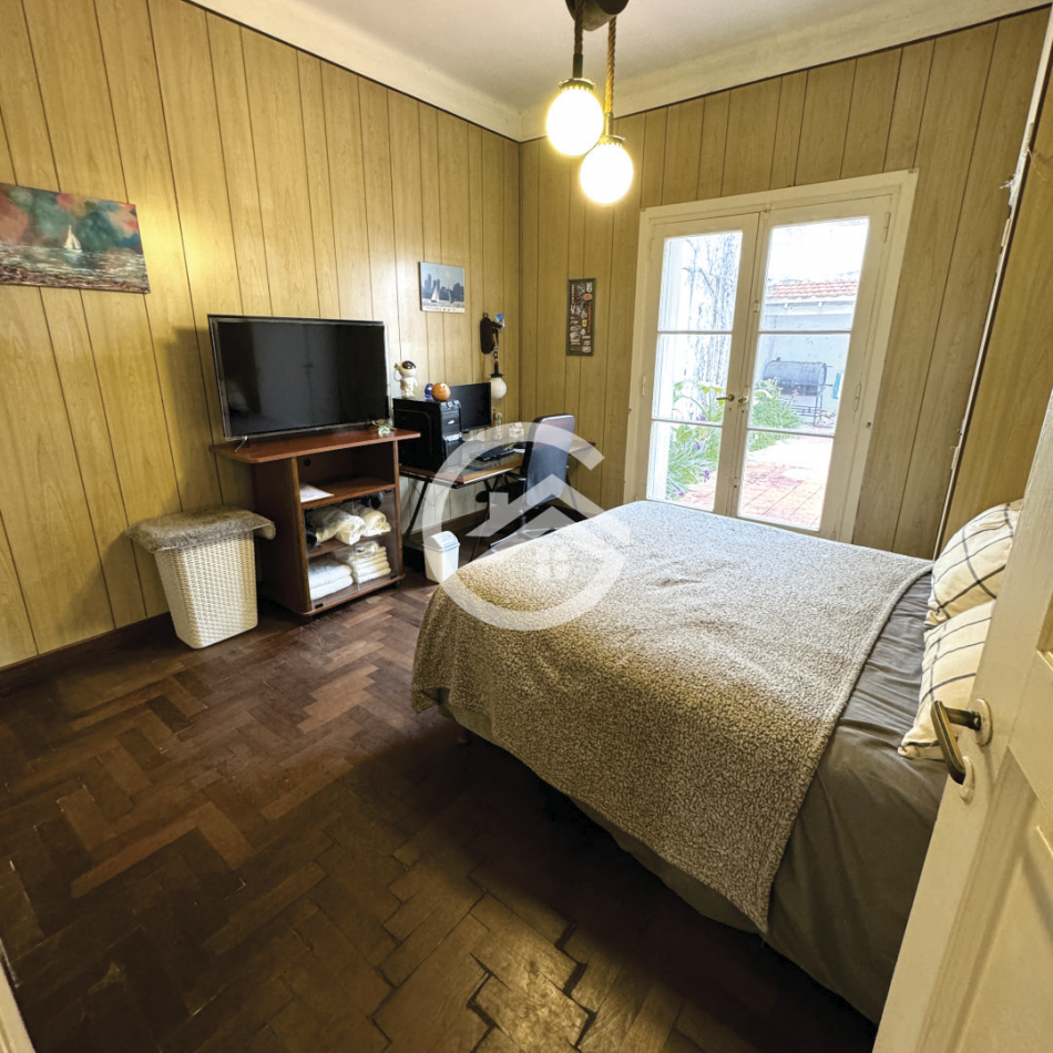 Chalet 5 amb. con patio y garaje + depto 3 amb. independiente.