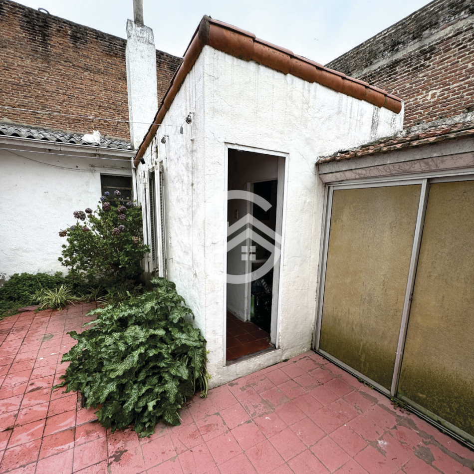 Chalet 5 amb. con patio y garaje + depto 3 amb. independiente.