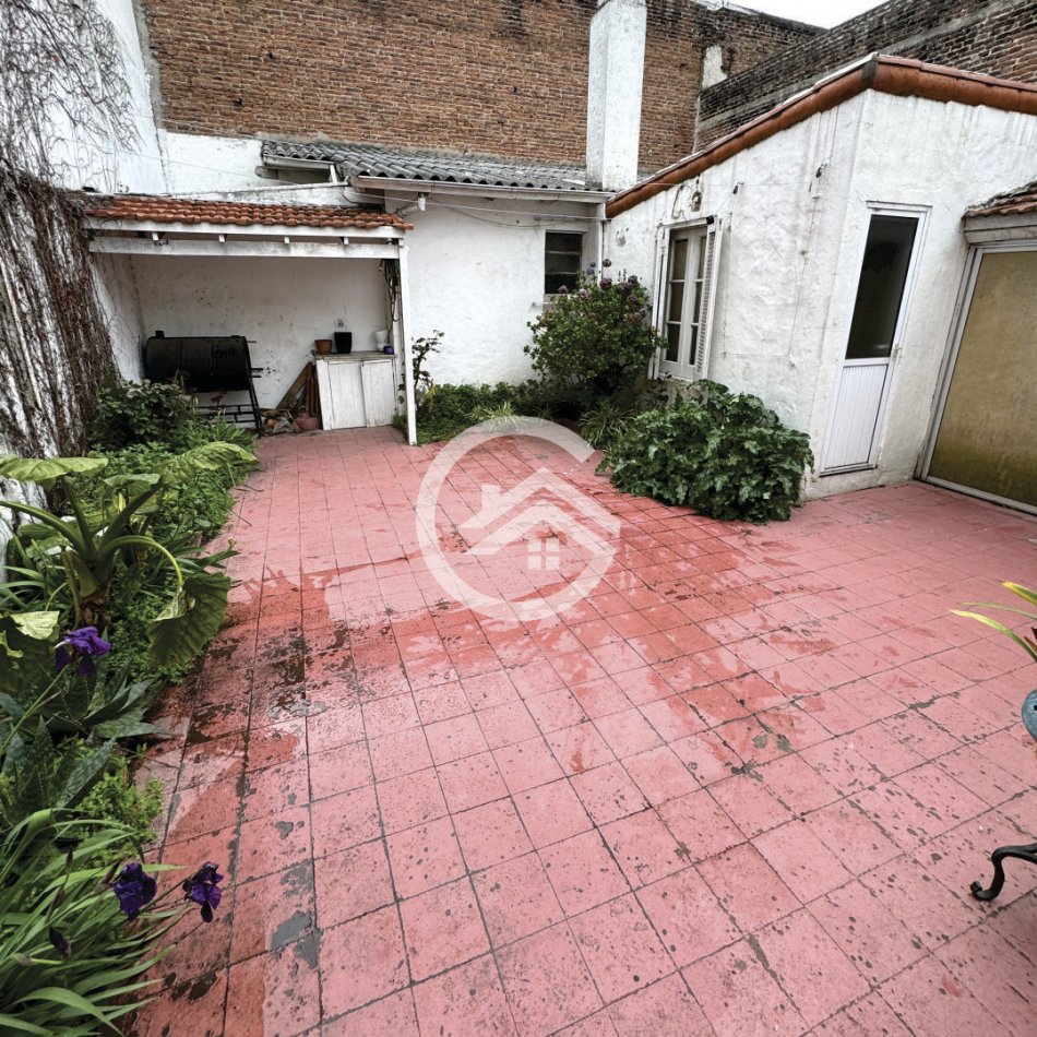 Chalet 5 amb. con patio y garaje + depto 3 amb. independiente.