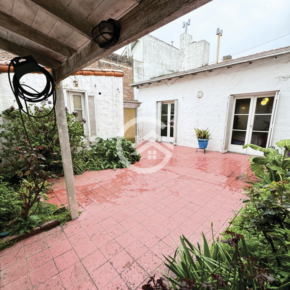 Chalet 5 amb. con patio y garaje + depto 3 amb. independiente.