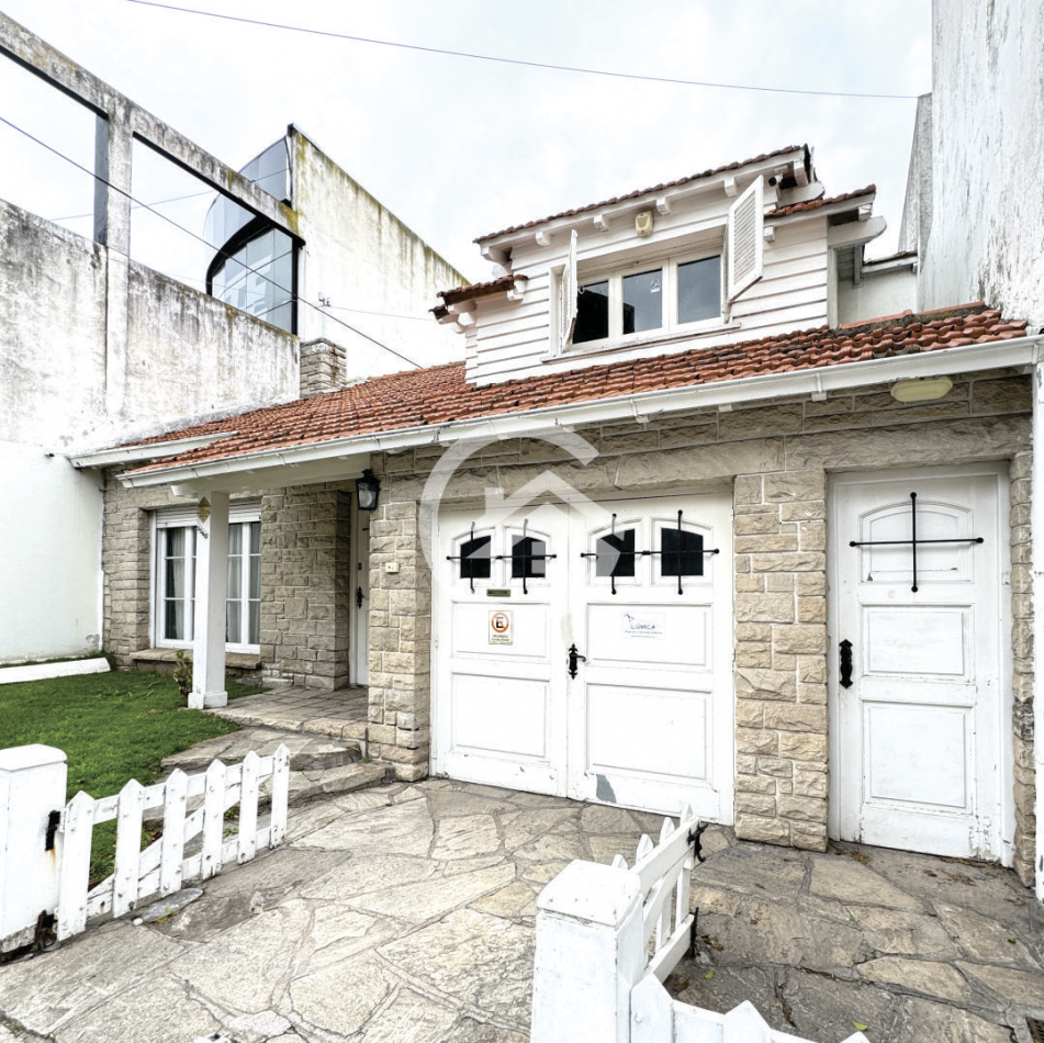 Chalet 5 amb. con patio y garaje + depto 3 amb. independiente.