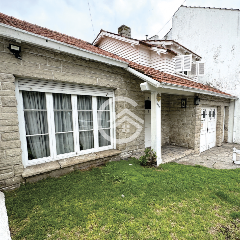 Chalet 5 amb. con patio y garaje + depto 3 amb. independiente.