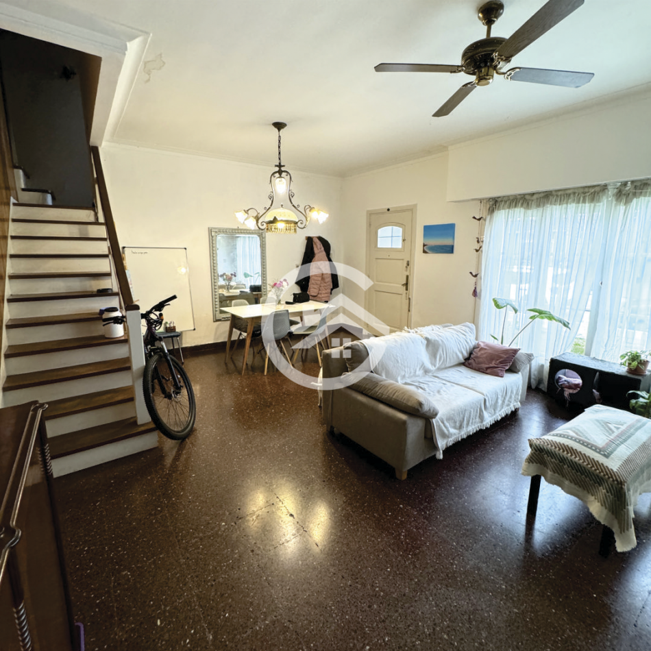 Chalet 5 amb. con patio y garaje + depto 3 amb. independiente.