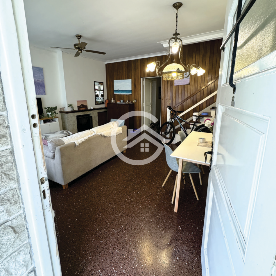 Chalet 5 amb. con patio y garaje + depto 3 amb. independiente.