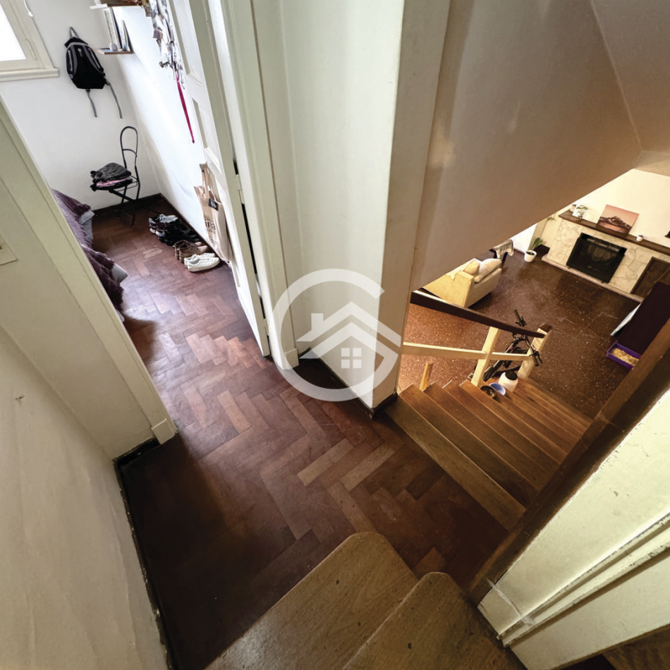 Chalet 5 amb. con patio y garaje + depto 3 amb. independiente.