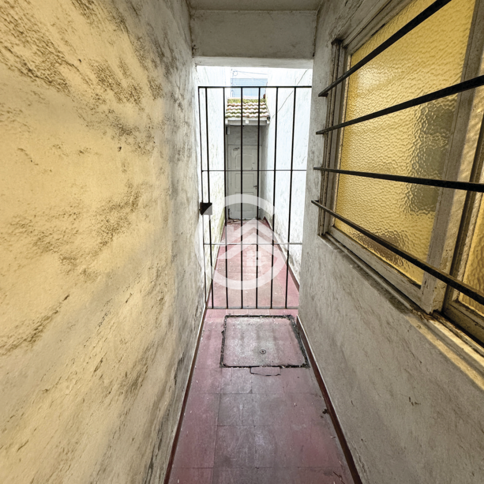 Chalet 5 amb. con patio y garaje + depto 3 amb. independiente.