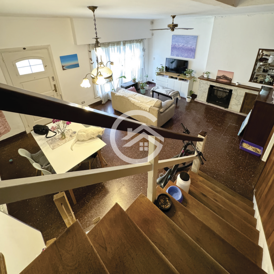 Chalet 5 amb. con patio y garaje + depto 3 amb. independiente.