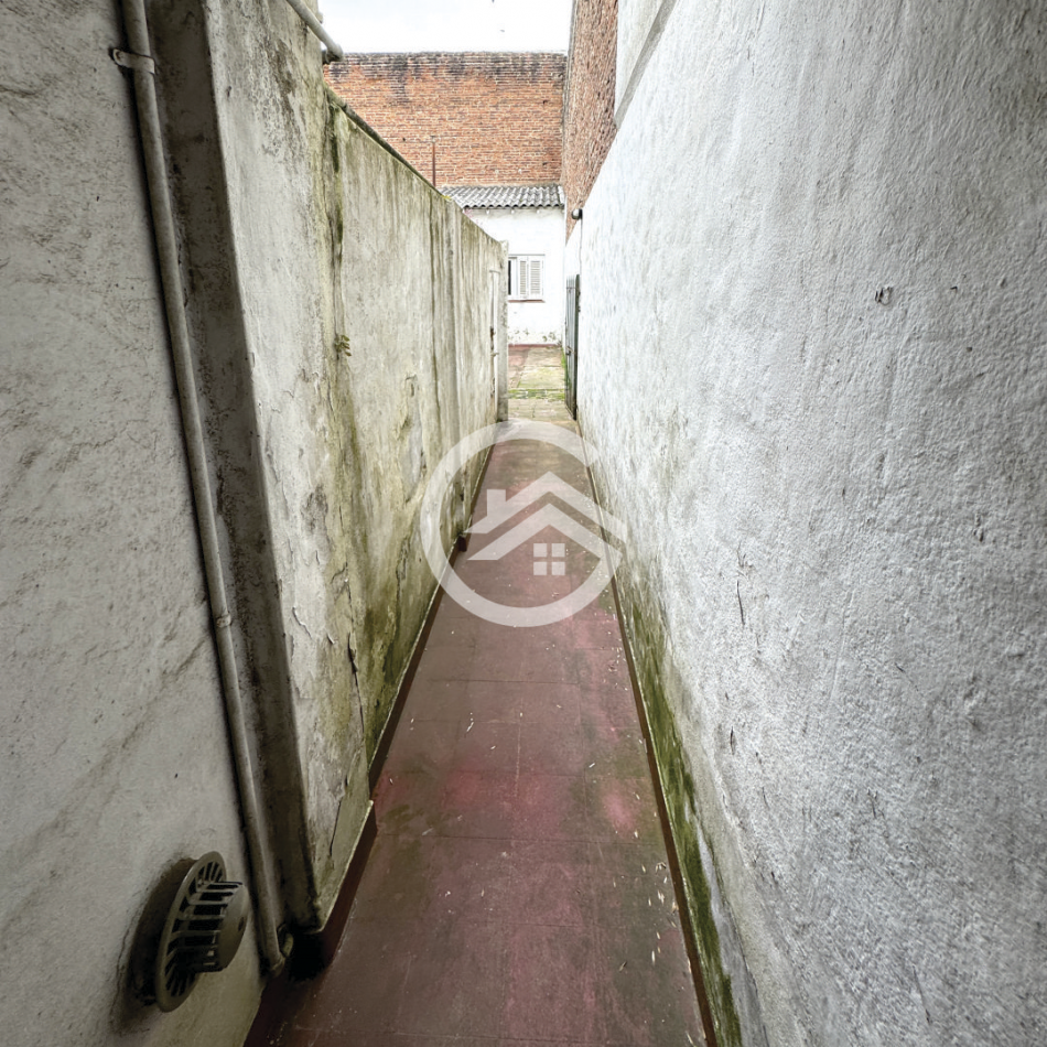 Chalet 5 amb. con patio y garaje + depto 3 amb. independiente.