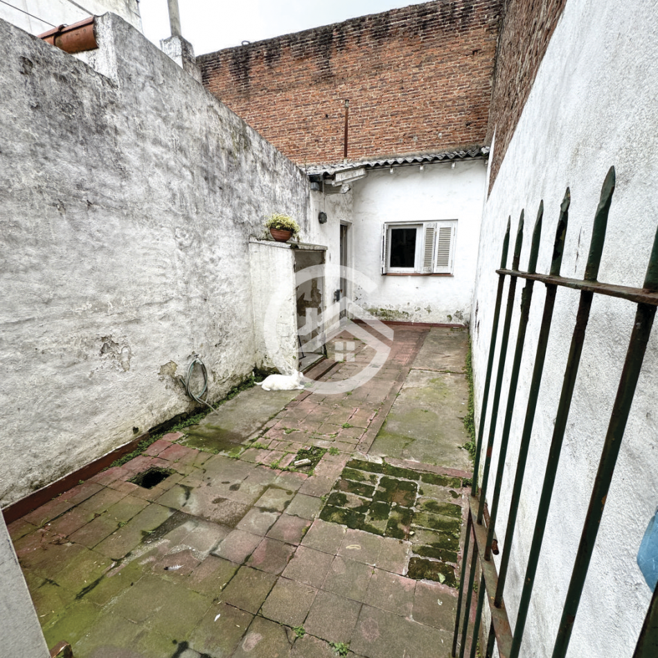 Chalet 5 amb. con patio y garaje + depto 3 amb. independiente.