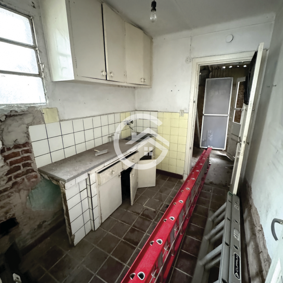 Chalet 5 amb. con patio y garaje + depto 3 amb. independiente.